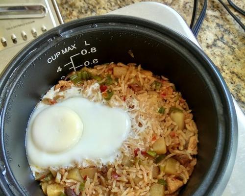 电饭煲焖饭黄色的原因及解决方法（为什么电饭煲焖饭会变黄）