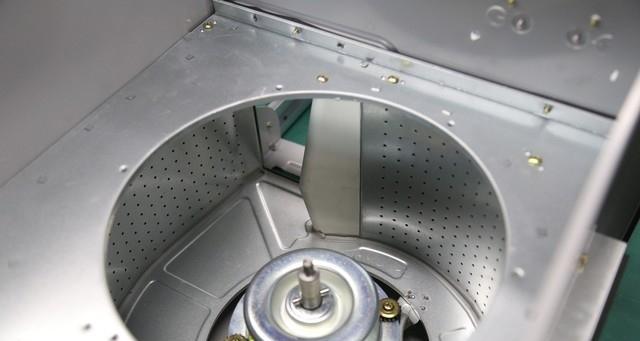 如何清洗欧派油烟机的油垢（简单方法帮助您轻松解决油垢问题）